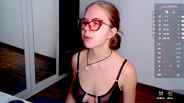 Snapshot of Sarah_HS chatting on 02.07.25 Sarah HS online show from 02.07.25