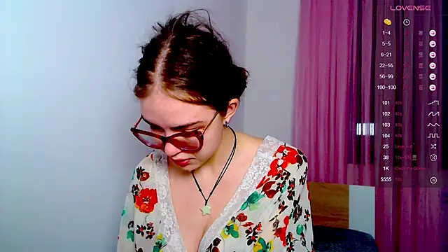 Snapshot of Sarah_HS chatting on 03.04.25 Sarah HS online show from 03.04.25