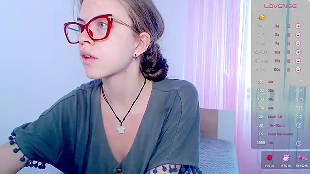 Snapshot of Sarah_HS chatting on 09.10.25 Sarah HS online show from 09.10.25