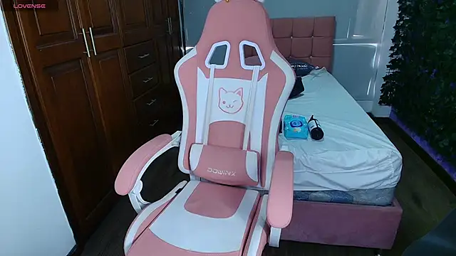 Snapshot of emmars_ chatting on 10.23.25 emmars  online show from 10.23.25