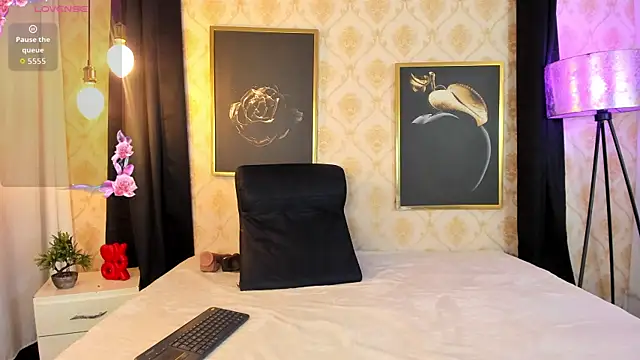 NATALIE PARKERR online show from 04.06.26