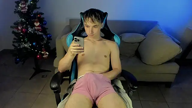 Snapshot of marcusmit chatting on 12.13.24 marcusmit online show from 12.13.24