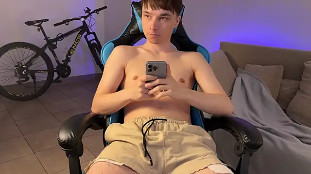 Snapshot of marcusmit chatting on 10.12.25 marcusmit online show from 10.12.25