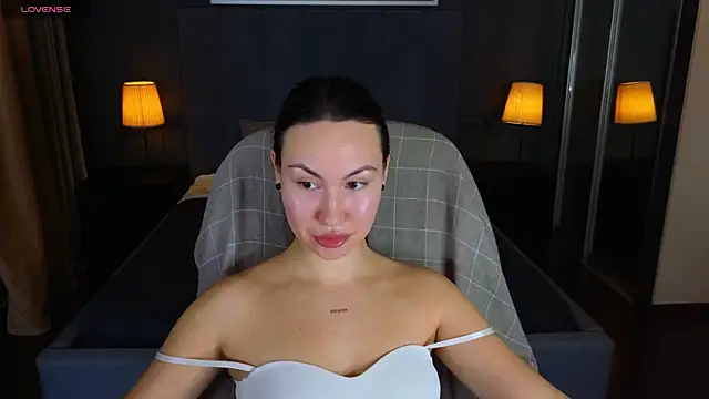 GIGI BENNET online show from 01.04.25