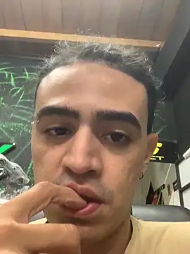 Snapshot of JovenDesobediente chatting on 10.08.25 JovenDesobediente online show from 10.08.25