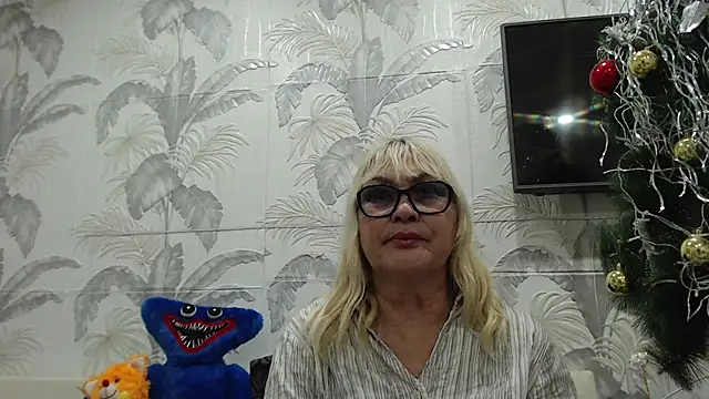 CamDiva113 online show from 02.16.25