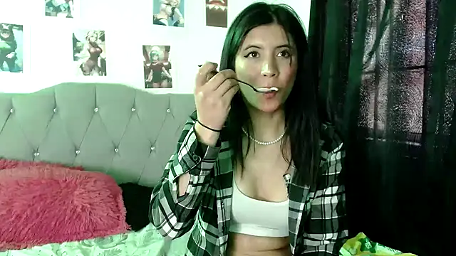 Snapshot of Yeimy_sweetf chatting on 01.15.25 Yeimy sweetf online show from 01.15.25