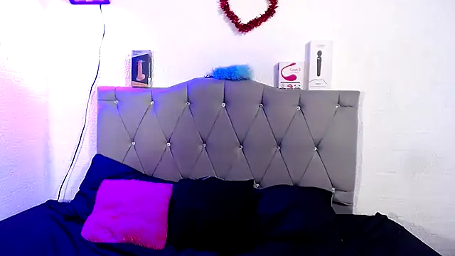 Snapshot of Yeimy_sweetf chatting on 02.15.25 Yeimy sweetf online show from 02.15.25