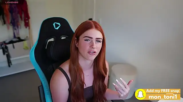 Snapshot of aus_queen chatting on 12.27.24 aus queen online show from 12.27.24