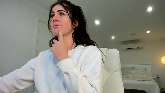 Snapshot of aus_queen chatting on 09.28.25 aus queen online show from 09.28.25