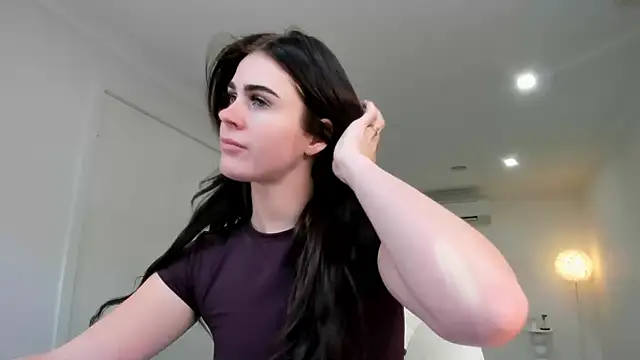 Snapshot of aus_queen chatting on 10.10.25 aus queen online show from 10.10.25