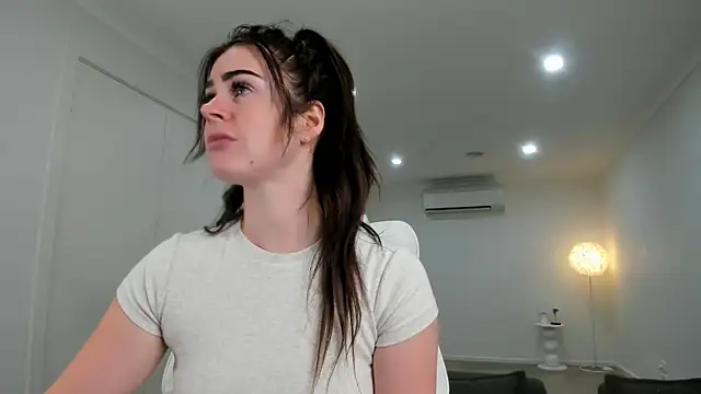 Snapshot of aus_queen chatting on 10.26.25 aus queen online show from 10.26.25