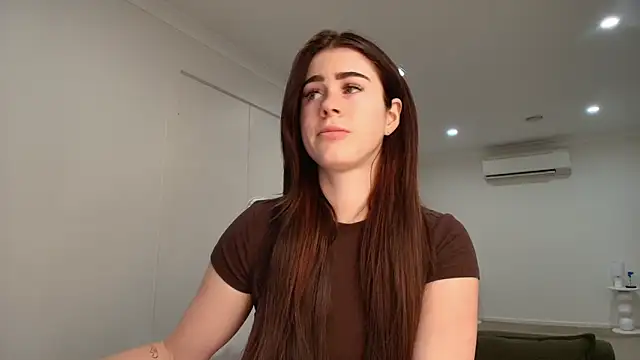 Snapshot of aus_queen chatting on 10.28.25 aus queen online show from 10.28.25