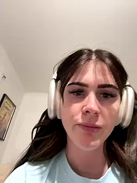 Snapshot of aus_queen chatting on 10.30.25 aus queen online show from 10.30.25