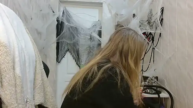 ElenaMaeer online show from 10.31.25