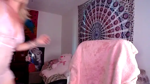 kellywildnnout online show from 09.15.25