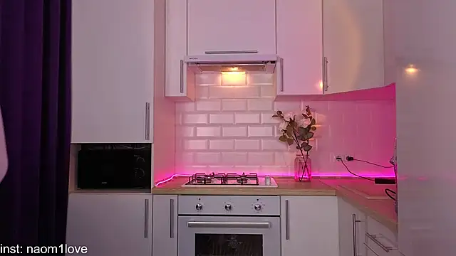 Snapshot of Naomi_Girly chatting on 10.08.25 Naomi Girly online show from 10.08.25