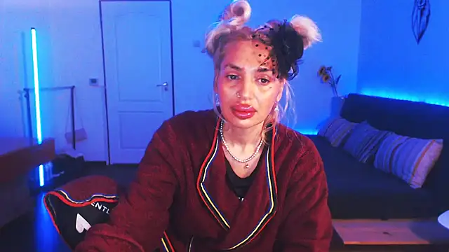 Snapshot of beauty_chl0e chatting on 12.25.24 beauty chl0e online show from 12.25.24