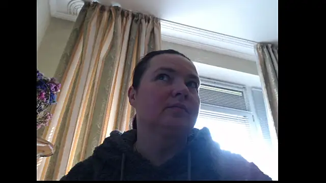 Snapshot of amorelara chatting on 09.28.25 amorelara online show from 09.28.25