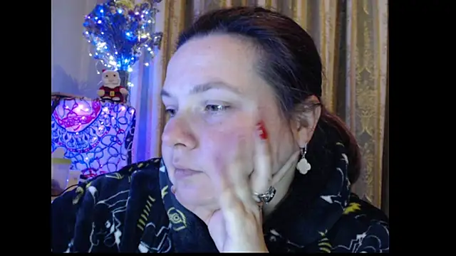 Snapshot of amorelara chatting on 10.26.25 amorelara online show from 10.26.25