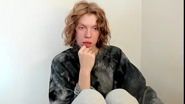 Snapshot of StellaDavis chatting on 10.02.25 StellaDavis online show from 10.02.25