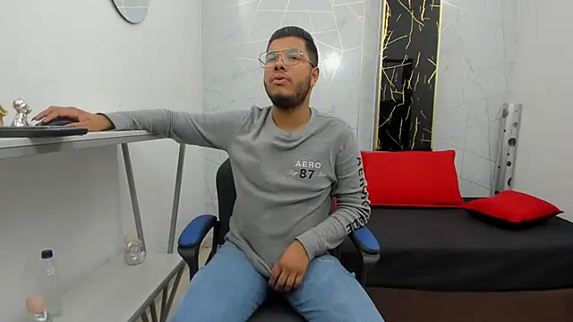 Snapshot of ian_tomson chatting on 11.07.25 ian tomson online show from 11.07.25