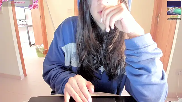 Snapshot of bella_apont chatting on 12.12.24 bella apont online show from 12.12.24