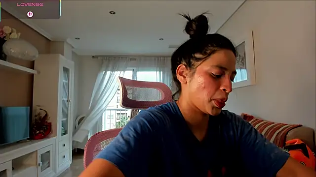 Snapshot of bella_apont chatting on 09.21.25 bella apont online show from 09.21.25