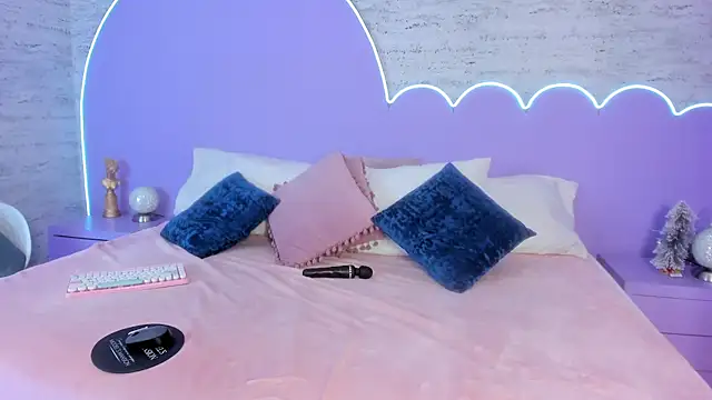 Giaa Ross online show from 12.18.25