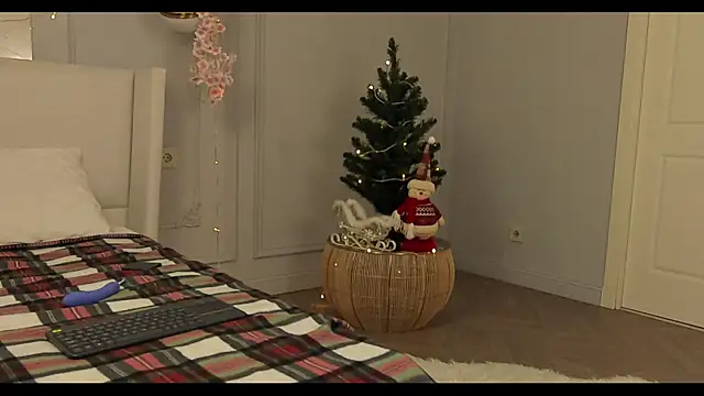Snapshot of Miley_Smile chatting on 12.21.24 Miley Smile online show from 12.21.24
