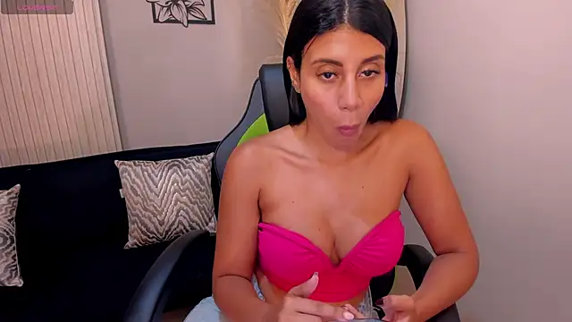 Snapshot of CharlotteCox_ chatting on 10.30.25 CharlotteCox online show from 10.30.25