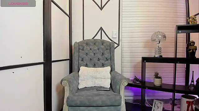 Snapshot of JuniorMorris_ chatting on 09.17.25 JuniorMorris online show from 09.17.25