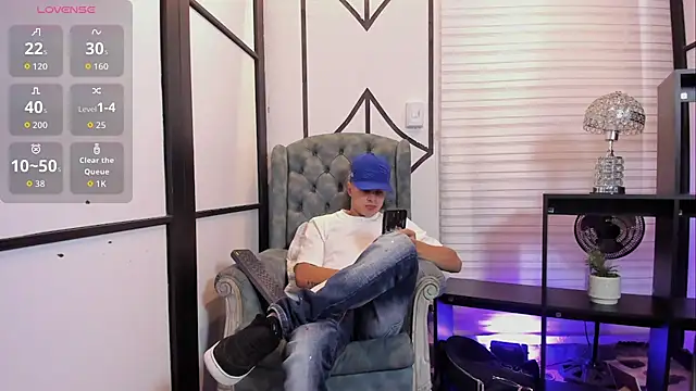 Snapshot of JuniorMorris_ chatting on 09.29.25 JuniorMorris online show from 09.29.25