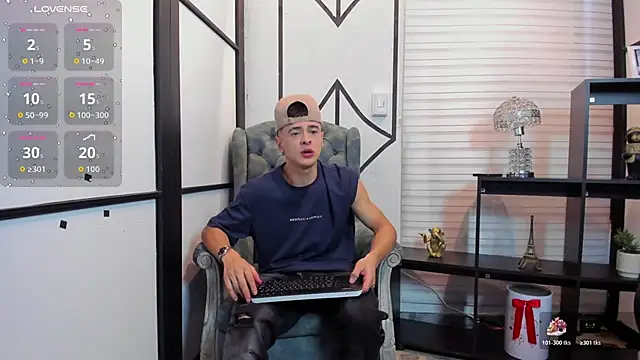 Snapshot of JuniorMorris_ chatting on 10.25.25 JuniorMorris online show from 10.25.25