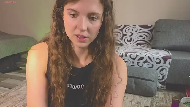 Snapshot of Sereta_Finn chatting on 10.04.25 Sereta Finn online show from 10.04.25