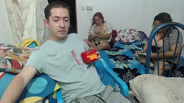 Snapshot of mademooms chatting on 09.28.25 mademooms online show from 09.28.25