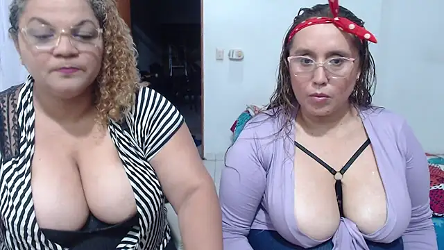 Snapshot of mademooms chatting on 10.09.25 mademooms online show from 10.09.25