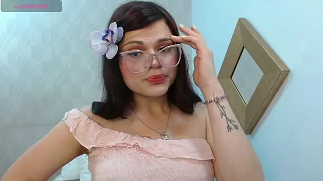 Snapshot of dayis_butera chatting on 10.22.25 dayis butera online show from 10.22.25