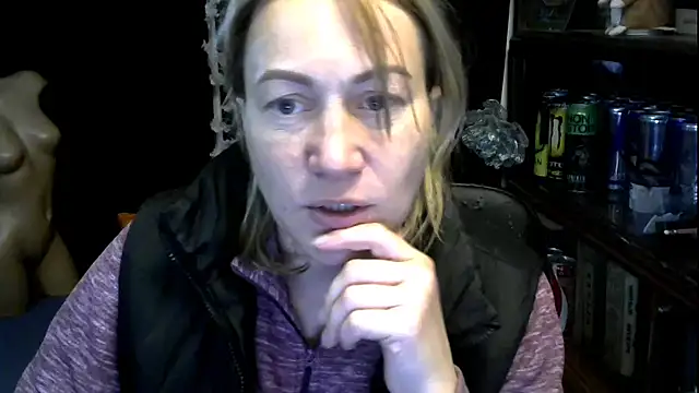 wLESLYMOSw online show from 10.17.25