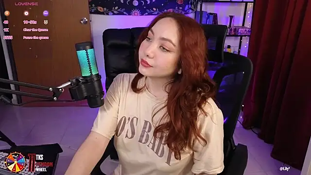 Snapshot of LilyVelvett chatting on 02.04.25 LilyVelvett online show from 02.04.25
