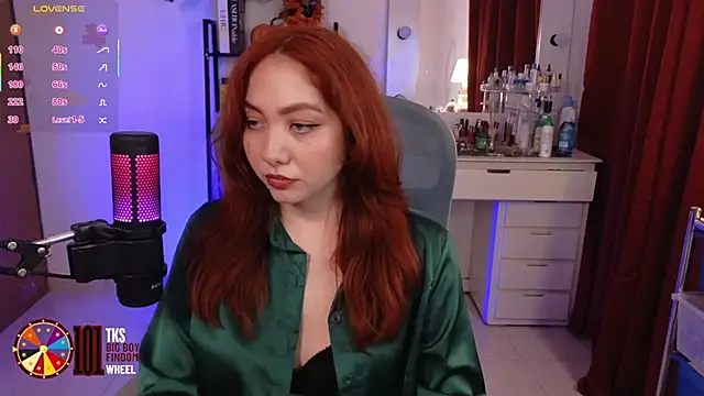Snapshot of LilyVelvett chatting on 09.11.25 LilyVelvett online show from 09.11.25