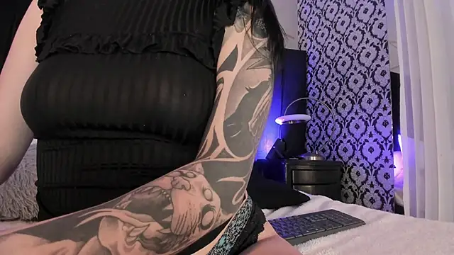 Adeelinee online show from 11.26.25