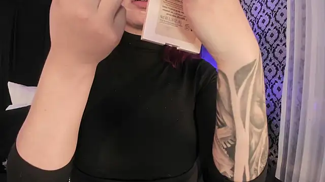 Adeelinee online show from 11.28.25