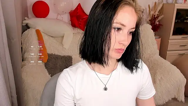 LisaMooore online show from 07.04.26