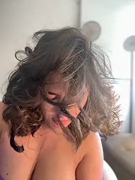 Snapshot of sukhakunis1 chatting on 10.02.25 sukhakunis1 online show from 10.02.25