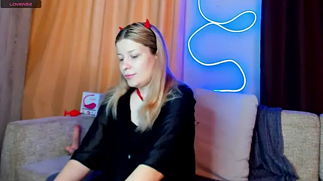 Snapshot of Leila_purr18 chatting on 02.13.25 Leila purr18 online show from 02.13.25