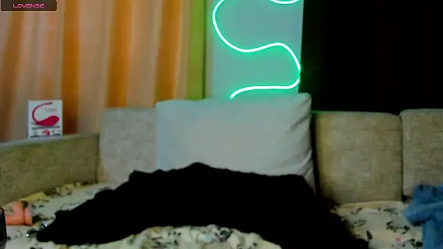 Snapshot of Leila_purr18 chatting on 02.25.25 Leila purr18 online show from 02.25.25