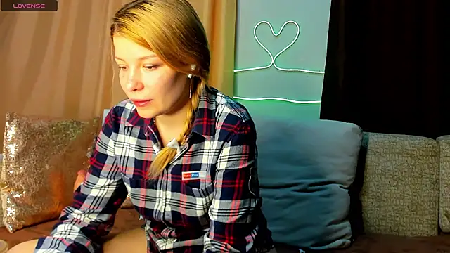 Snapshot of Leila_purr18 chatting on 03.15.25 Leila purr18 online show from 03.15.25