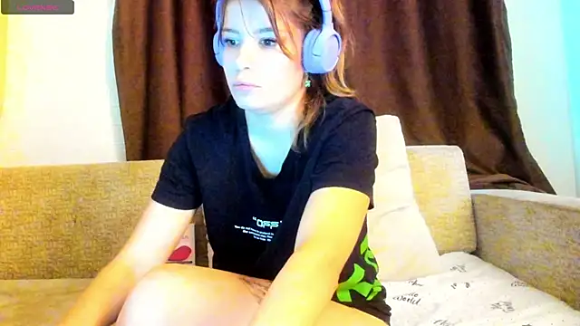 Snapshot of Leila_purr18 chatting on 09.13.25 Leila purr18 online show from 09.13.25