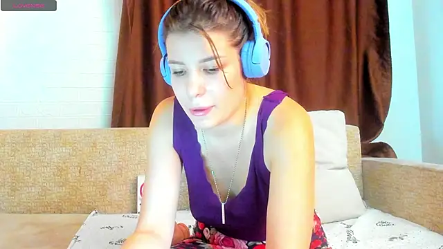 Snapshot of Leila_purr18 chatting on 09.15.25 Leila purr18 online show from 09.15.25